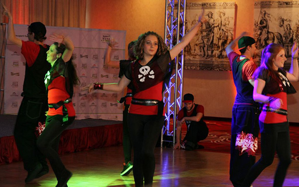 Tanzauftritt der Rocking Empire Show, TänzerInnen in rot-schwarzer Kleidung