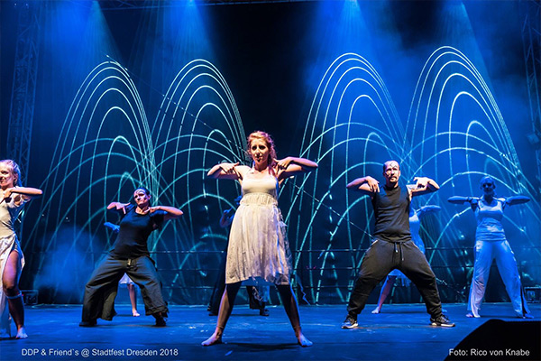 schwarz und weiße Tänzer vor blauem Hintergrund, Auftritt auf dem Dresdner Stadtfest 2018, Tanzen in Dresden