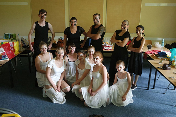 Gruppenfoto der Black and White Show, Tanzgruppe Empire of Outcast