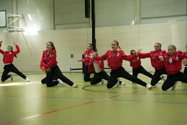 Tanzgruppe Jugendliche in roter Kleidung
