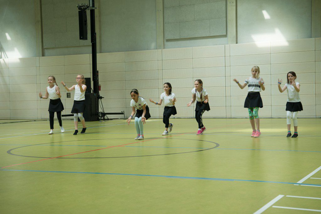 Kindertanzgruppe in schwarz und weiß während des Tanzfestival the royal knights