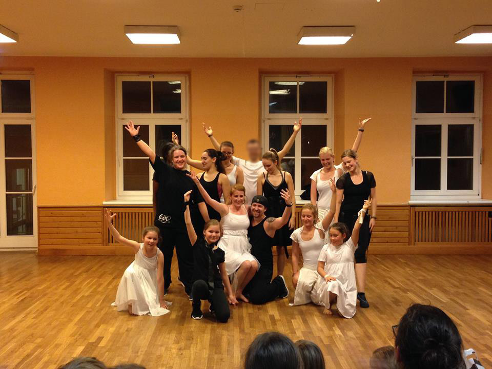 Gruppenfoto der Black and White Show, TänzerInnen des Empires in schwarz und weißen Kostümen