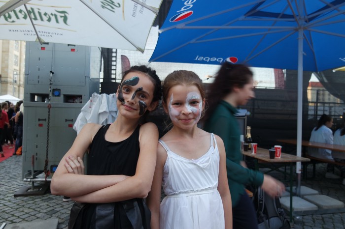 Zwei junge Tänzerinnen des Tanzvereins in Kostümen der Black and White Show lächeln in die Kamera