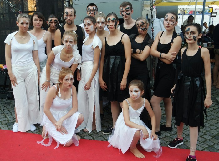 Gruppenfoto der Tanzgruppe Empire of Outcast vor dem Tanzauftritt der Black and White Show auf dem Dresdner Stadtfest in Kostümen und geschminkt