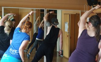 TänzerInnen des Tanzverein Empire of Outcast während des Trainings vor dem Spiegel