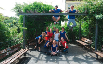 Gruppenfoto, Tanzmitglieder des Empire of Outcast, Tanztraining outside